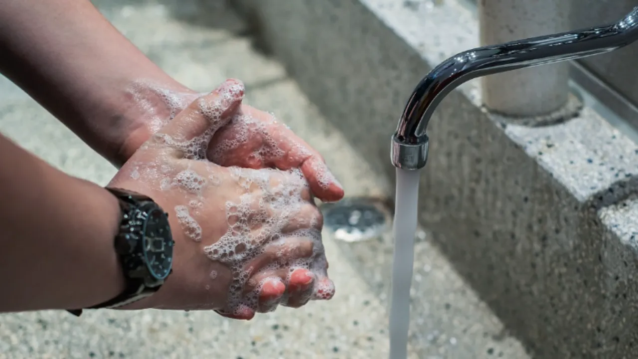 mãos sendo lavadas em agua corrente