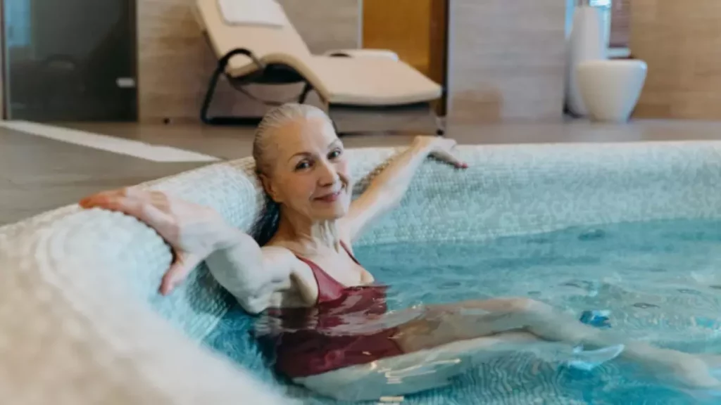 Mulher idosa se banhando em uma piscina