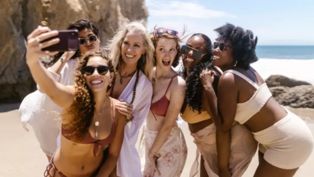 amigas felizes tirando self na praia