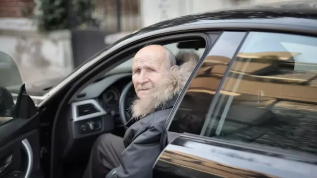 idoso entrando no carro para dirigir